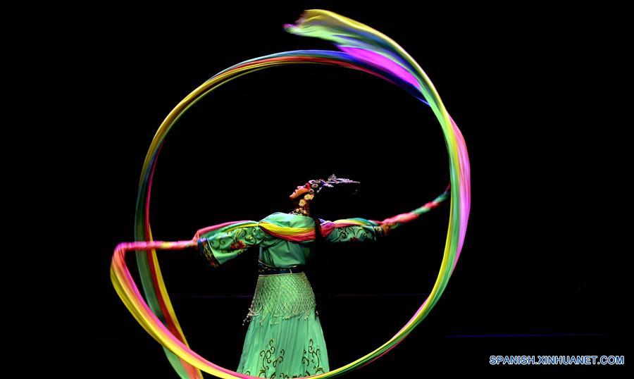 AMAN, enero 19, 2017 (Xinhua) -- Un artista de una compañía tradicional de Jiande, en la provincia de Zhejiang, en el este de China, interprenta ópera Wuju para celebrar el próximo Año Nuevo Lunar chino, en el Centro Cultural Al-Hussein, en Amán, capital de Jordania, el 19 de enero de 2017. (Xinhua/Mohammad Abu Ghosh)