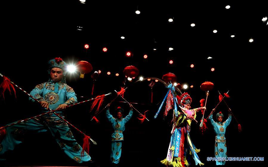 AMAN, enero 19, 2017 (Xinhua) -- Artistas de una compañía tradicional de Jiande, en la provincia de Zhejiang, en el este de China, interprentan ópera Wuju para celebrar el próximo Año Nuevo Lunar chino, en el Centro Cultural Al-Hussein, en Amán, capital de Jordania, el 19 de enero de 2017. (Xinhua/Mohammad Abu Ghosh)