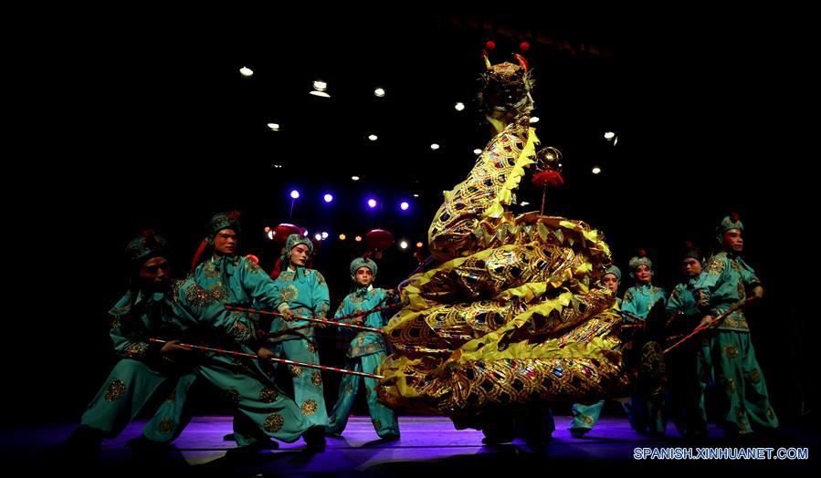 AMAN, enero 19, 2017 (Xinhua) -- Artistas de una compañía tradicional de Jiande, en la provincia de Zhejiang, en el este de China, interprentan ópera Wuju para celebrar el próximo Año Nuevo Lunar chino, en el Centro Cultural Al-Hussein, en Amán, capital de Jordania, el 19 de enero de 2017. (Xinhua/Mohammad Abu Ghosh)