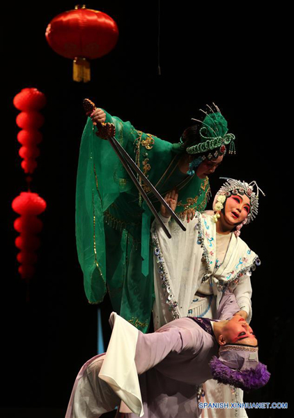 AMAN, enero 19, 2017 (Xinhua) -- Artistas de una compañía tradicional de Jiande, en la provincia de Zhejiang, en el este de China, interprentan ópera Wuju para celebrar el próximo Año Nuevo Lunar chino, en el Centro Cultural Al-Hussein, en Amán, capital de Jordania, el 19 de enero de 2017. (Xinhua/Mohammad Abu Ghosh)