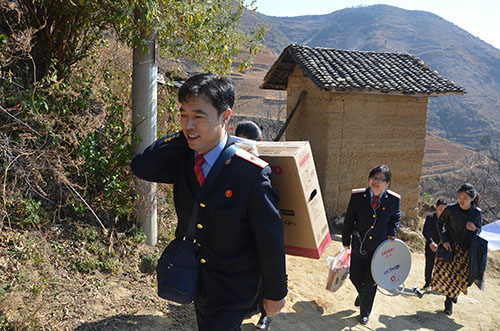 趙俊鵬把電視扛在背上，前往裏呷的家。 西安鐵路局供圖