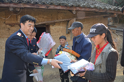 趙俊鵬和同事們給裏呷還帶去了新手套、圖書、文具、糖果等。 西安鐵路局供圖