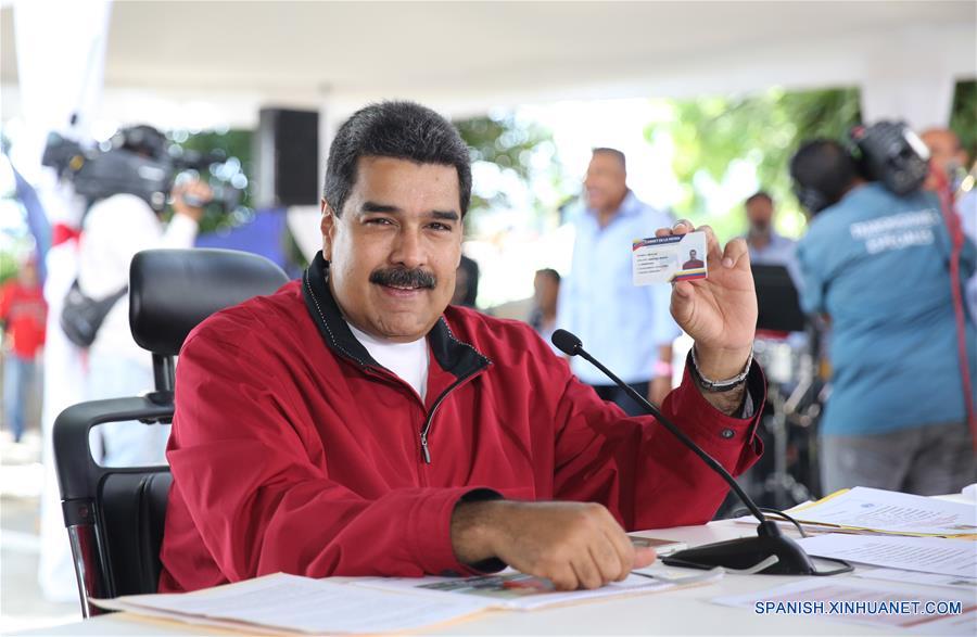 CARACAS, enero 22, 2017 (Xinhua) -- Imagen cedida por la Presidencia de Venezuela, del presidente venezolano, Nicolás Maduro, participando durante el programa Los Domingos con Maduro, en la parroquia San José en Caracas, Venezuela, el 22 de enero de 2017. De acuerdo con información de la prensa local, Maduro destacó durante su programa los beneficios de obtener el nuevo "Carnet de la Patria", instrumento impulsado el gobierno venezolano para fortalecer y expandir el sistema de protección social. (Xinhua/Presidencia de Venezuela)