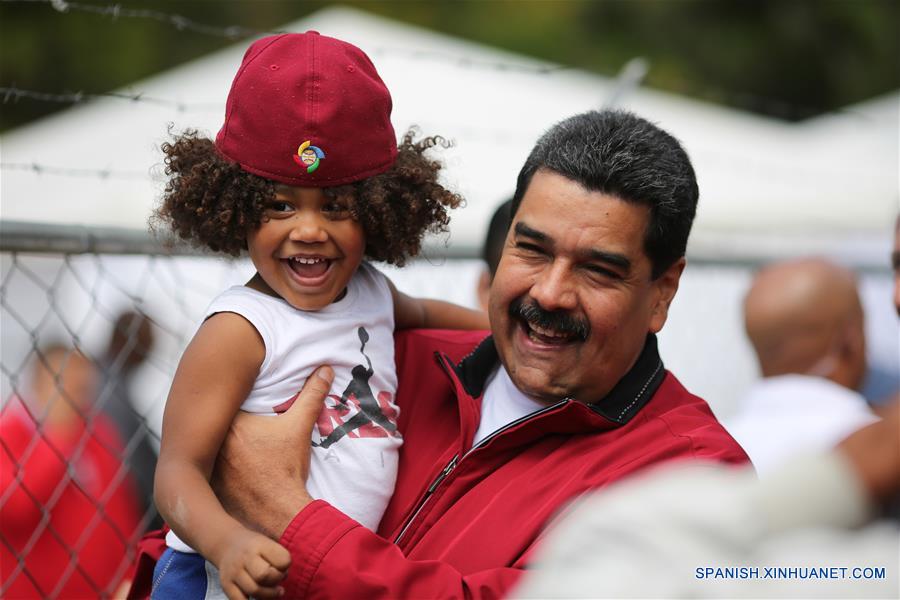 CARACAS, enero 22, 2017 (Xinhua) -- Imagen cedida por la Presidencia de Venezuela, del presidente venezolano, Nicolás Maduro (d), cargando a un niño durante el programa Los Domingos con Maduro, en la parroquia San José en Caracas, Venezuela, el 22 de enero de 2017. De acuerdo con información de la prensa local, Maduro destacó durante su programa los beneficios de obtener el nuevo "Carnet de la Patria", instrumento impulsado el gobierno venezolano para fortalecer y expandir el sistema de protección social. (Xinhua/Presidencia de Venezuela)