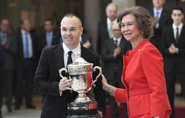 伊涅斯塔榮獲西班牙國家體育獎 王后親自頒獎