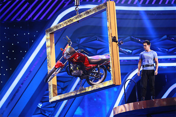 圖：韓遂寧將摩托車平衡在旋轉的畫框內，驚艷全場。