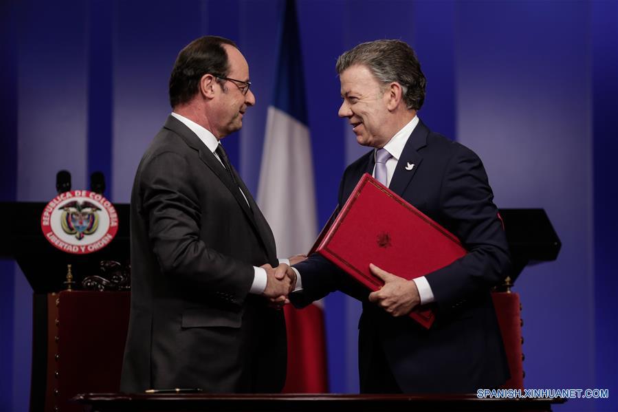 BOGOTA, enero 23, 2017 (Xinhua) -- El presidente colombiano, Juan Manuel Santos (d), estrecha la mano de su homólogo de Francia, Francois Hollande (i), durante una conferencia de prensa en la Casa de Nariño, en Bogotá, Colombia, el 23 de enero de 2017. El presidente de Francia, Francois Hollande, fue recibido el lunes por su homólogo colombiano, Juan Manuel Santos, en la Casa de Nariño, sede presidencial, donde recibió honores militares por parte del Batallón Guardia Presidencial. (Xinhua/Jhon Paz)