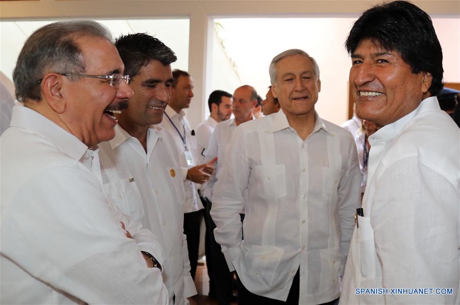 El presidente de Bolivia, Evo Morales (d), conversa con el presidente de República Dominicana, Danilo Medina (i), durante la inauguración de la V Cumbre de la Comunidad de Estados Latinoamericanos y Caribeños (CELAC), en Bávaro, República Dominicana, el 25 de enero de 2017. En República Dominicana iniciaron el miércoles las plenarias de la V Cumbre de Jefes de Estado y de Gobierno de la CELAC, con las presencia de 10 mandatarios. (Xinhua/ABI)