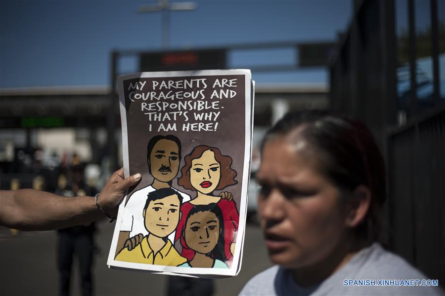 Imagen del 16 de marzo de 2014 de de la activista Elvira Arellano, conversando con representantes de los medios de comunicaión, mientras familias migrantes y "dreamers" (soñadores) cruzan hacia Estados Unidos de América, desde la garita de Otay, en la ciudad fronteriza de Tijuana, en el noroeste de México. El presidente de Estados Unidos de América, Donald Trump, firmó el miércoles una orden ejecutiva para destinar fondos federales a la construcción del muro fronterizo con México durante una ceremonia que se llevó a cabo en el Departamento de Seguridad Nacional. De acuerdo con información de la prensa local, Trump concedió una entrevista a una cadena de televisión la mañana del miércoles, en la que informó que la construcción del muro iniciará "en meses". La migración de mexicanos hacia Estados Unidos de América, contra la cual el presidente de ese país, enfoca sus esfuerzos, se ubica en su nivel más bajo desde la década de los 60 del siglo XX, según datos del gobierno de México e instancias internacionales. El muro anunciado por el republicano en la frontera común de 3,200 kilómetros llega en un momento en que sólo el 25 por ciento del flujo que migra a Estados Unidos de América, tras cruzar la línea de manera ilegal o que llega con visa de turista, corresponde a mexicanos, de acuerdo con la cancillería mexicana. Las cifras oficiales muestran que 5,8 millones de mexicanos se encuentran entre los 11,8 millones de migrantes sin papeles que están en el vecino país, pues el resto son de Centroamérica y Asia. (Xinhua/Guillermo Arias)