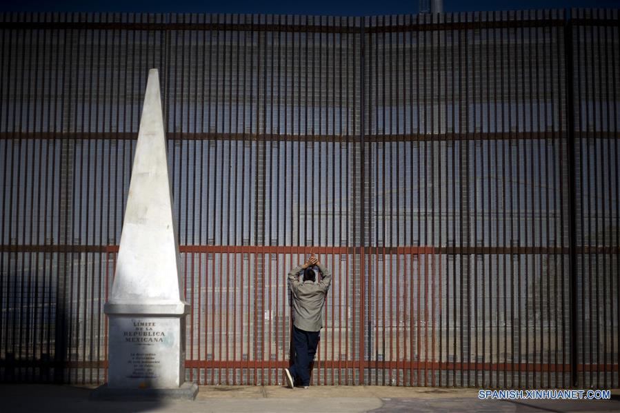 Imagen del 16 de marzo de 2014 de de la activista Elvira Arellano, conversando con representantes de los medios de comunicaión, mientras familias migrantes y "dreamers" (soñadores) cruzan hacia Estados Unidos de América, desde la garita de Otay, en la ciudad fronteriza de Tijuana, en el noroeste de México. El presidente de Estados Unidos de América, Donald Trump, firmó el miércoles una orden ejecutiva para destinar fondos federales a la construcción del muro fronterizo con México durante una ceremonia que se llevó a cabo en el Departamento de Seguridad Nacional. De acuerdo con información de la prensa local, Trump concedió una entrevista a una cadena de televisión la mañana del miércoles, en la que informó que la construcción del muro iniciará "en meses". La migración de mexicanos hacia Estados Unidos de América, contra la cual el presidente de ese país, enfoca sus esfuerzos, se ubica en su nivel más bajo desde la década de los 60 del siglo XX, según datos del gobierno de México e instancias internacionales. El muro anunciado por el republicano en la frontera común de 3,200 kilómetros llega en un momento en que sólo el 25 por ciento del flujo que migra a Estados Unidos de América, tras cruzar la línea de manera ilegal o que llega con visa de turista, corresponde a mexicanos, de acuerdo con la cancillería mexicana. Las cifras oficiales muestran que 5,8 millones de mexicanos se encuentran entre los 11,8 millones de migrantes sin papeles que están en el vecino país, pues el resto son de Centroamérica y Asia. (Xinhua/Guillermo Arias)