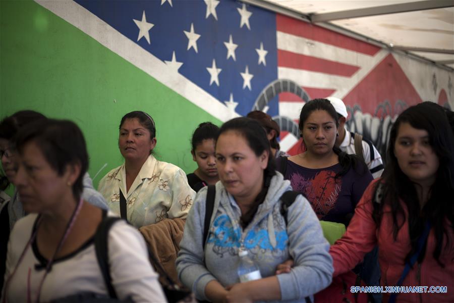 Imagen del 16 de marzo de 2014 de familias migrantes caminando antes de cruzar hacia Estados Unidos de América, desde la garita de Otay, en la ciudad fronteriza de Tijuana, en el noroeste de México. El presidente de Estados Unidos de América, Donald Trump, firmó el miércoles una orden ejecutiva para destinar fondos federales a la construcción del muro fronterizo con México durante una ceremonia que se llevó a cabo en el Departamento de Seguridad Nacional. De acuerdo con información de la prensa local, Trump concedió una entrevista a una cadena de televisión la mañana del miércoles, en la que informó que la construcción del muro iniciará "en meses". La migración de mexicanos hacia Estados Unidos de América, contra la cual el presidente de ese país, enfoca sus esfuerzos, se ubica en su nivel más bajo desde la década de los 60 del siglo XX, según datos del gobierno de México e instancias internacionales. El muro anunciado por el republicano en la frontera común de 3,200 kilómetros llega en un momento en que sólo el 25 por ciento del flujo que migra a Estados Unidos de América, tras cruzar la línea de manera ilegal o que llega con visa de turista, corresponde a mexicanos, de acuerdo con la cancillería mexicana. Las cifras oficiales muestran que 5,8 millones de mexicanos se encuentran entre los 11,8 millones de migrantes sin papeles que están en el vecino país, pues el resto son de Centroamérica y Asia. (Xinhua/Guillermo Arias)