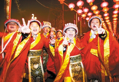 Putting on traditional Chinese costumes, outfits that highlight the color red. These children are known as the Little Gods of Happiness.