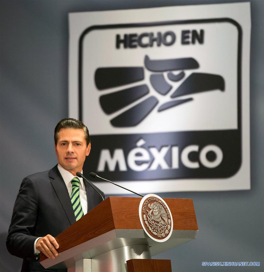 Imagen cedida por la Presidencia de México, del presidente mexicano, Enrique Peña Nieto, pronunciando un discurso durante el evento de relanzamiento del sello "Hecho en México", en la Ciudad de México, capital de México, el 1 de febrero de 2017. De acuerdo con información oficial, Peña aseguró el miércoles que lo hecho en el país es símbolo de calidad y confianza, y que el relanzamiento del sello "Hecho en México" es un incentivo que favorece la competitividad de los productos mexicanos. (Xinhua/Presidencia de México) 