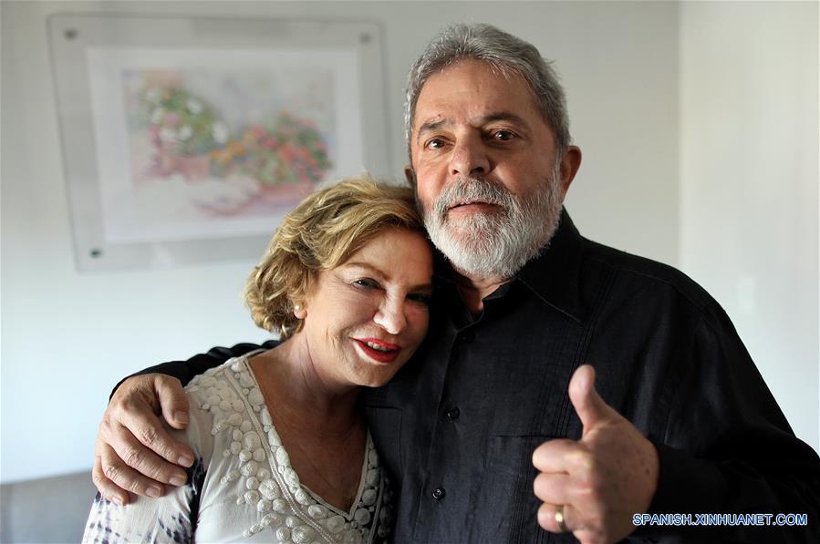 Imagen de archivo del 1 de noviembre de 2011 del ex presidente de Brasil, Luiz Inácio Lula da Silva (d), acompañado de su esposa Marisa Leticia (i), agradeciendo el apoyo recibido en el Hospital Sirio-Libanés donde se encuentra internado recibiendo tratamiento para combaitr el cáncer en la laringe, en Sao Paulo, Brasil. La ex primera dama de Brasil, Marisa Leticia Lula da Silva, dejó de tener flujo cerebral, de acuerdo a un informe divulgado el jueves por el Hospital Sirio-Libanés de Sao Paulo, donde se encuentra internada desde el 24 de enero. El boletín médico informó que un doppler trancraneano identificó la ausencia de flujo sanguíneo cerebral. El ex presidente brasileño, Luiz Inácio Lula da Silva, informó a través de su cuenta en redes sociales que la familia ya autorizó la donación de órganos. (Xinhua/Ricardo Stuckert/Agencia Estado)