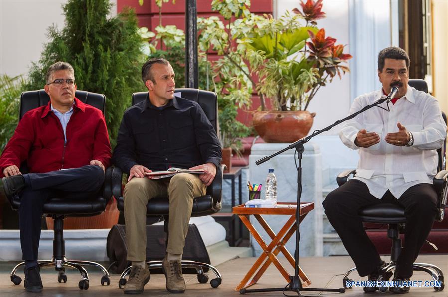 CARACAS, febrero 2, 2017 (Xinhua) --El presidente de Venezuela, Nicolás Maduro (d), acompañado por el vicepresidente venezolano, Tareck El Aissami (c), y el ministro de Educación, Elías Jaua (i), participan en un acto en conmemoración de los 18 años de la llegada de Hugo Chávez a la presidencia, en Caracas, Venezuela, el 2 de febrero de 2017. De acuerdo con información de la prensa local, durante el evento Maduro destacó los esfuerzos de Chávez para construir una democracia con la participación protagónica del pueblo. (Xinhua/Boris Vergara)