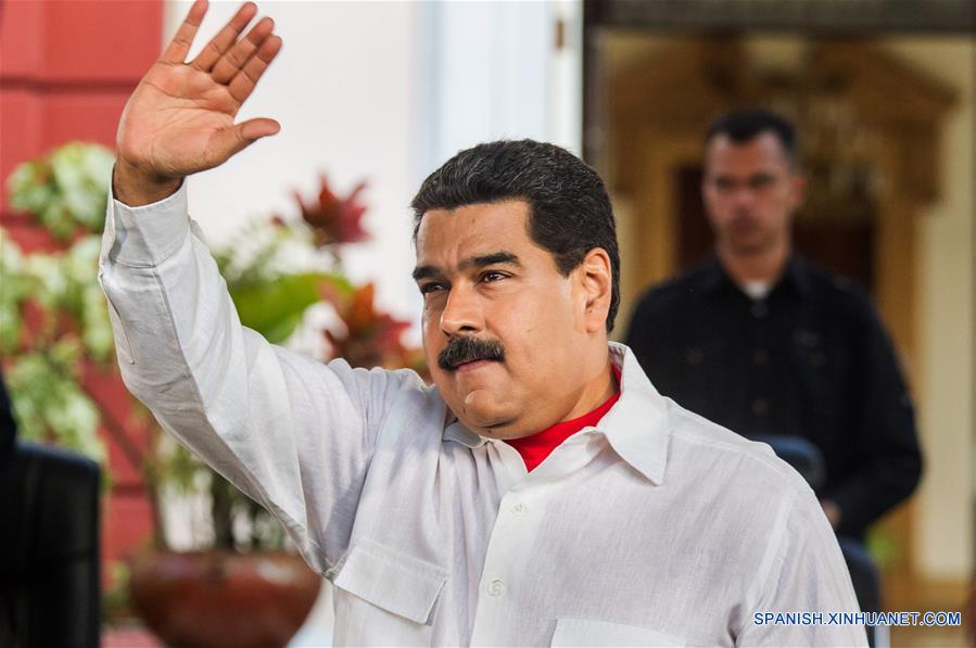 El presidente de Venezuela, Nicolás Maduro, participa en un acto en conmemoración de los 18 años de la llegada de Hugo Chávez a la presidencia, en Caracas, Venezuela, el 2 de febrero de 2017. De acuerdo con información de la prensa local, durante el evento Maduro destacó los esfuerzos de Chávez para construir una democracia con la participación protagónica del pueblo. (Xinhua/Boris Vergara)