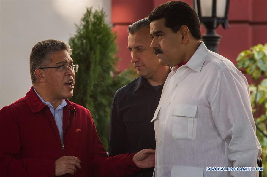 El presidente de Venezuela, Nicolás Maduro (d), acompañado por el vicepresidente venezolano, Tareck El Aissami (c), y el ministro de Educación, Elías Jaua (i), participan en un acto en conmemoración de los 18 años de la llegada de Hugo Chávez a la presidencia, en Caracas, Venezuela, el 2 de febrero de 2017. De acuerdo con información de la prensa local, durante el evento Maduro destacó los esfuerzos de Chávez para construir una democracia con la participación protagónica del pueblo. (Xinhua/Boris Vergara)