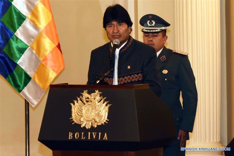 LA PAZ, febrero 3, 2017 (Xinhua) -- El presidente de Bolivia, Evo Morales, pronuncia un discurso durante el acto protocolar de los embajadores acreditados en el Estado Plurinacional de Bolivia, en el Palacio de Gobierno en La Paz, Bolivia, el 3 de febrero de 2017. El presidente de Bolivia, Evo Morales, convocó el viernes a los embajadores acreditados en Bolivia a trabajar por la "ciudadanía universal", al tiempo que criticó las políticas discriminatorias contra inmigrantes del presidente estadounidense, Donald Trump. "Hacemos llamado a los pueblos del mundo y a todas las naciones que ustedes representan a trabajar por la ciudadanía universal y la superación de las fronteras, juntos logremos un instrumento de transformaciones", declaró el mandatario en La Paz, durante el acto protocolar anual en Palacio de Gobierno con representantes diplomáticos acreditados. (Xinhua/Enzo De Luca/ABI)