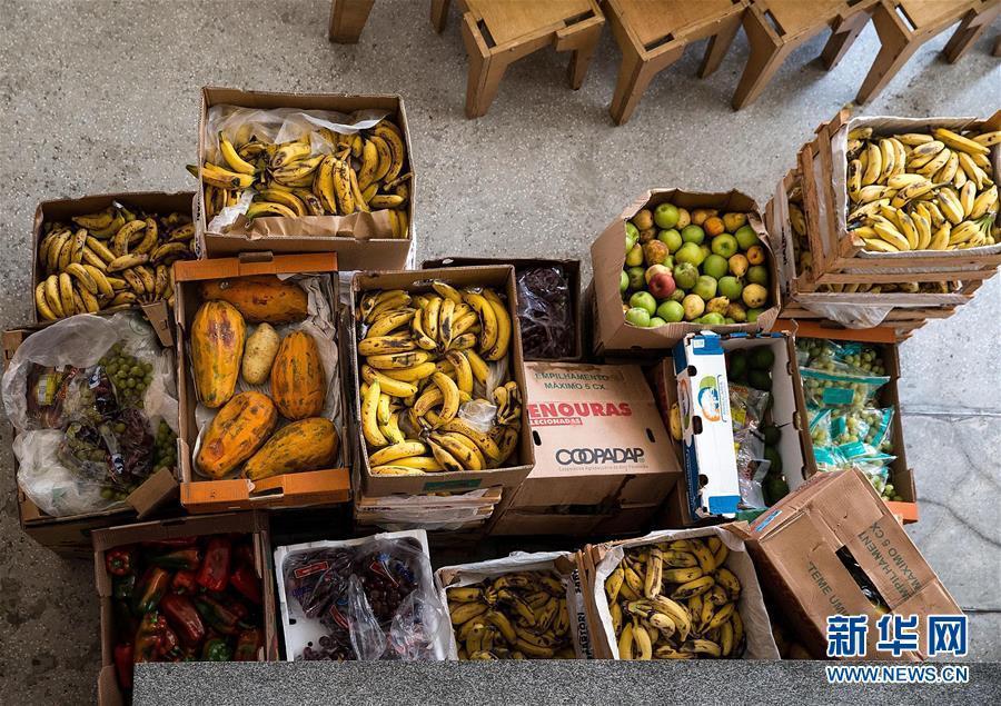 Las verduras y frutas son transportadas desde los supermercados locales.