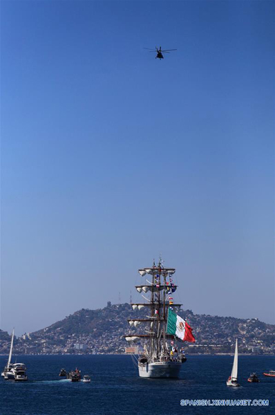 GUERRERO, febrero 6, 2017 (Xinhua) -- El buque escuela Cuauhtémoc zarpa del puerto de Acapulco, en el estado de Guerrero, México, el 6 de febrero de 2017. El buque escuela Cuauhtémoc, un emblemático velero de la Marina-Armada de México, zarpó el lunes del balneario de Acapulco, en el sureño estado de Guerrero, para recorrer 15 puertos del mundo, entre éstos, Shanghai, China. El buque comenzó en el puerto de Acapulco, en el Pacífico mexicano, un viaje de circunnavegación que lo llevará durante casi 10 meses por 12 países de América, Europa, Africa y Asia, informó la Secretaría de Marina-Armada de México. Los 234 tripulantes, entre mandos, instructores y cadetes, fueron despedidos con una ceremonia en cubierta presidida por el secretario de Marina, Vidal Francisco Soberón, y con la presencia de la primera dama, Angélica Rivera. (Xinhua/David Guzmán)