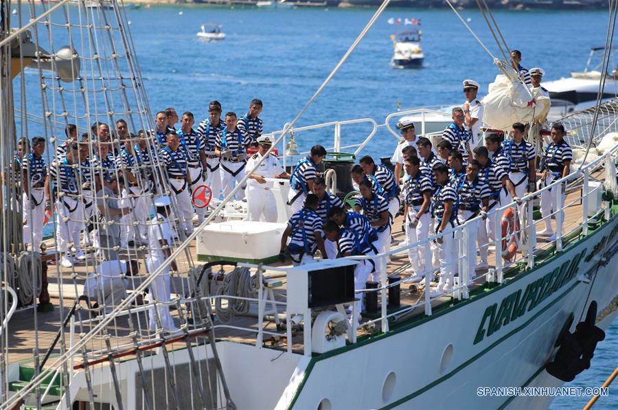 GUERRERO, febrero 6, 2017 (Xinhua) -- Marineros participan durante la ceremonia de despedida del Buque Escuela Cuauhtémoc, en el puerto de Acapulco, en el estado de Guerrero, México, el 6 de febrero de 2017. El buque escuela Cuauhtémoc, un emblemático velero de la Marina-Armada de México, zarpó el lunes del balneario de Acapulco, en el sureño estado de Guerrero, para recorrer 15 puertos del mundo, entre éstos, Shanghai, China. El buque comenzó en el puerto de Acapulco, en el Pacífico mexicano, un viaje de circunnavegación que lo llevará durante casi 10 meses por 12 países de América, Europa, Africa y Asia, informó la Secretaría de Marina-Armada de México. Los 234 tripulantes, entre mandos, instructores y cadetes, fueron despedidos con una ceremonia en cubierta presidida por el secretario de Marina, Vidal Francisco Soberón, y con la presencia de la primera dama, Angélica Rivera. (Xinhua/David Guzmán)