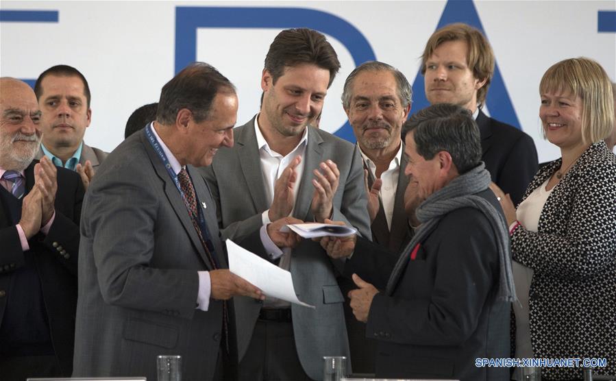 QUITO, febrero 7, 2017 (Xinhua) -- El jefe negociador del Ejército de Liberación Nacional (ELN), el comandante Pablo Beltrán (d-frente), el canciller ecuatoriano, Guillaume Long (c), y el jefe negociador del gobierno de Colombia, Juan Camilo Restrepo (i-frente), participan en la inauguración de la mesa pública de los diálogos de paz entre el ELN y el gobierno colombiano, en la hacienda San Ignacio de Cashapamba, en Quito, capital de Ecuador, el 7 de febrero de 2017. La guerrilla del Ejército de Liberación Nacional (ELN) y el gobierno de Colombia, lanzaron el martes en Quito, Ecuador, la instalación formal de la mesa pública de diálogos de paz con miras a superar un conflicto armado de más de medio siglo en el país sudamericano. (Xinhua/Santiago Armas)