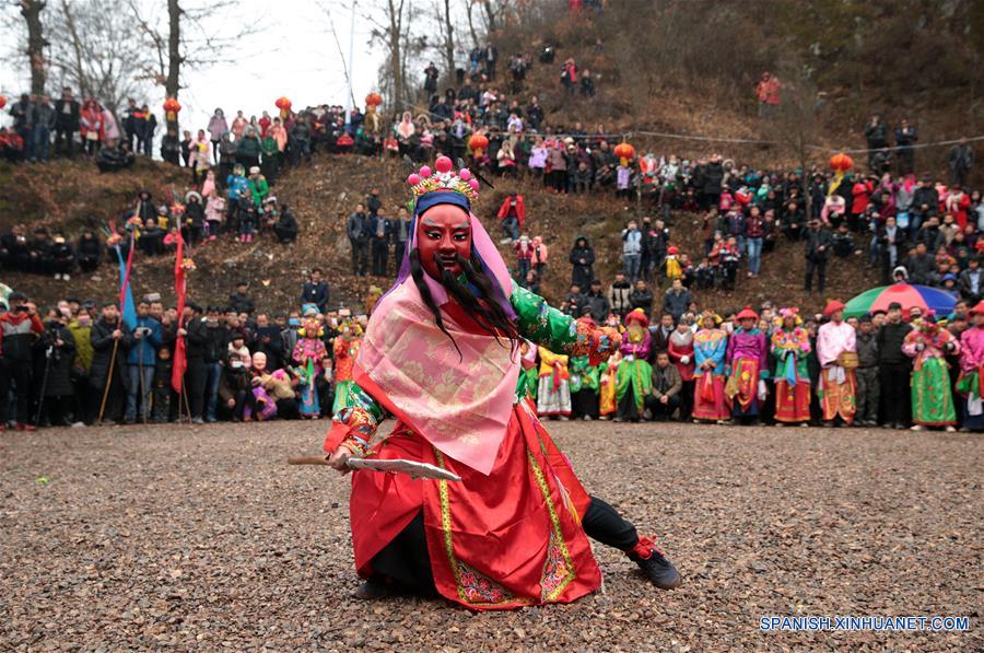 GANSU, febrero 7, 2017 (Xinhua) -- Imagen del 6 de febrero de 2017 de un miembro de la compañía teatral interpretando la ópera "gaoshan" en la villa de Guanyinba del municipio de Yulong en Longnan, provincia de Gansu, en el noroeste de China. La ópera "Gaoshan", que se originó en Yulong, tiene una historia de aproximadamente 700 años. Esta fue enlistada como uno de los patrimonios culturales intangibles nacionales en 2008. (Xinhua/Cai Yang)