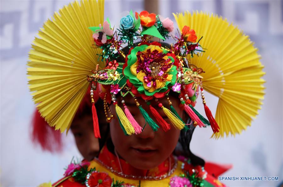 GANSU, febrero 7, 2017 (Xinhua) -- Imagen del 6 de febrero de 2017 de un miembro de la compañía teatral realizando los preparativos para el espectáculo de la ópera "gaoshan", en el municipio de Yulong de Longnan, provincia de Gansu, en el noroeste de China. La ópera "Gaoshan", que se originó en Yulong, tiene una historia de aproximadamente 700 años. Esta fue enlistada como uno de los patrimonios culturales intangibles nacionales en 2008. (Xinhua/Cai Yang) 