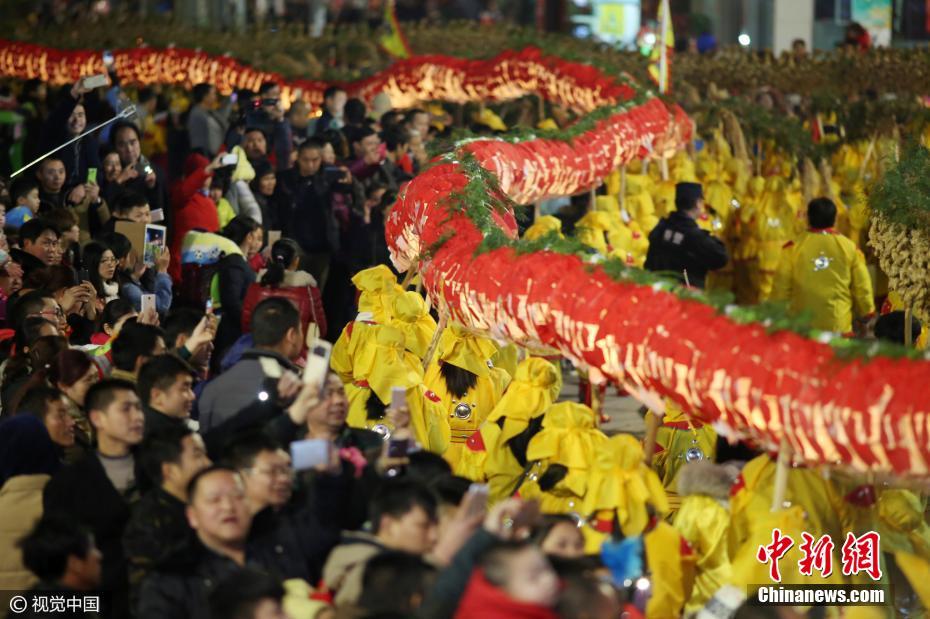 Every evening during the Spring Festival, this dragon travels through Shibing county to scare away evil spirits and all the bad luck that goes with them.