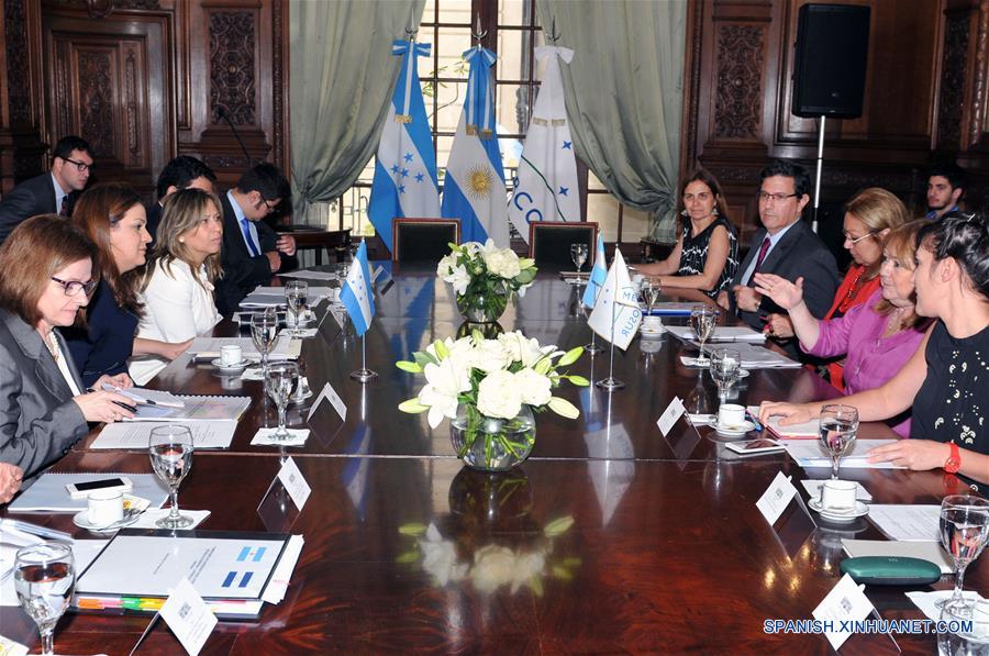 BUENOS AIRES, febrero 8, 2017 (Xinhua) -- La canciller argentina, Susana Malcorra (2-d), se reúne con su homóloga hondureña, María Dolores Agüero Lara (2-i), en el Palacio San Martín, sede ceremonial de la Cancillería de Argentina, en Buenos Aires, Argentina, el 8 de febrero de 2017. La canciller argentina Susana Malcorra, recibió el miércoles en el Palacio San Martín a su homóloga hondureña, María Dolores Agüero Lara, donde mantuvieron un encuentro privado y luego presidieron la I Reunión del Mecanismo de Consultas en Materias de Interés Mutuo entre ambos países, de acuerdo con información de la prensa local. (Xinhua/Prensa Cancillería/TELAM)