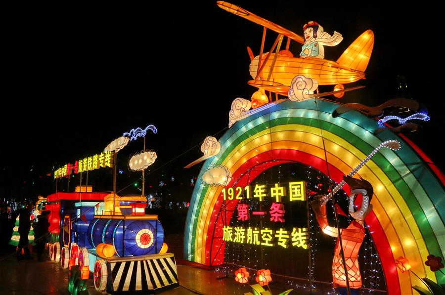 HEBEI, febrero 8, 2017 (Xinhua) -- Turistas visitan una feria de la linterna del Festival de Primavera, en el distrito de Beidaihe de Qinhuangdao, provincia de Hebei, en el norte de China, el 8 de febrero de 2017. (Xinhua/Yang Shiyao)