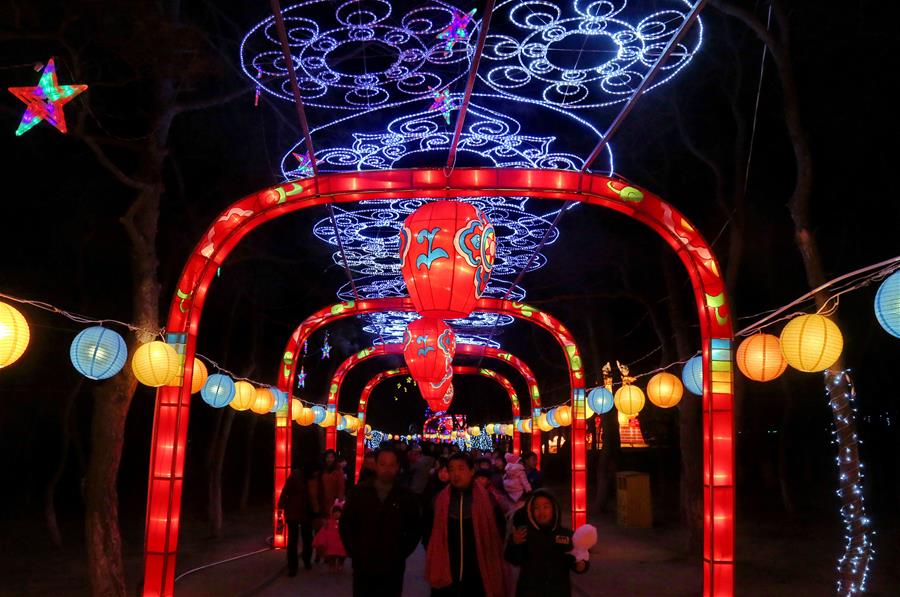 HEBEI, febrero 8, 2017 (Xinhua) -- Turistas visitan una feria de la linterna del Festival de Primavera, en el distrito de Beidaihe de Qinhuangdao, provincia de Hebei, en el norte de China, el 8 de febrero de 2017. (Xinhua/Yang Shiyao) 