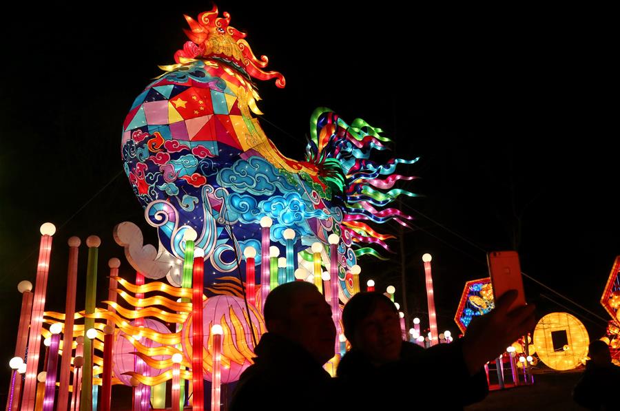 HEBEI, febrero 8, 2017 (Xinhua) -- Turistas se toman una "selfie" en una feria de la linterna del Festival de Primavera, en el distrito de Beidaihe de Qinhuangdao, provincia de Hebei, en el norte de China, el 8 de febrero de 2017. (Xinhua/Yang Shiyao)