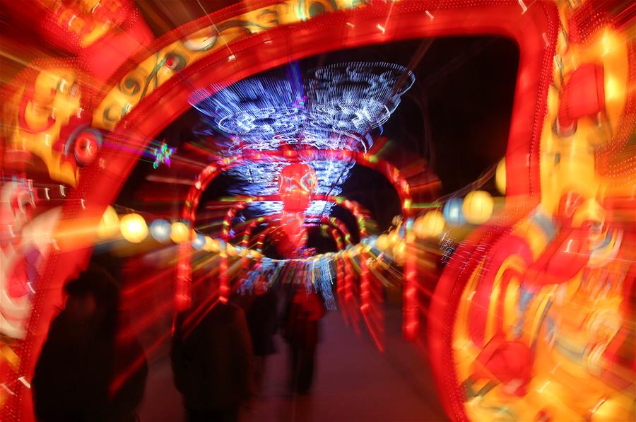 HEBEI, febrero 8, 2017 (Xinhua) -- Turistas visitan una feria de la linterna del Festival de Primavera, en el distrito de Beidaihe de Qinhuangdao, provincia de Hebei, en el norte de China, el 8 de febrero de 2017. (Xinhua/Yang Shiyao)