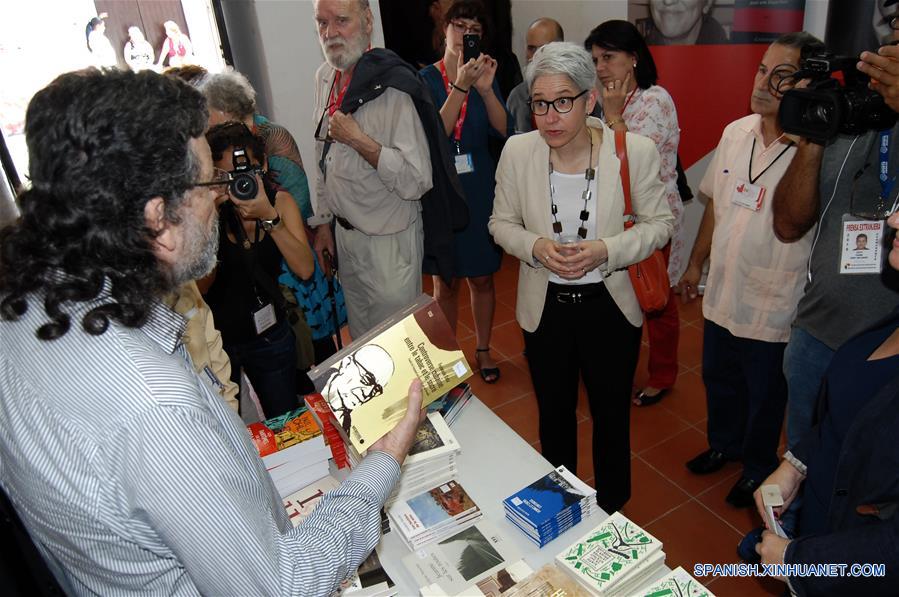 LA HABANA, febrero 9, 2017 (Xinhua) -- Personas visitan un estand durante la XXVI Feria Internacional del Libro de Cuba, en La Habana, Cuba, el 9 de febrero de 2017. El jueves se inauguró en La Habana la XXVI Feria Internacional del Libro de Cuba, que cuenta en esta edición con la participantes de más de 45 países y rendirá homenaje al líder histórico de la Revolución Cubana, Fidel Castro, mediante un programa especial que incluye coloquios, documentales y la presentación de 24 títulos dedicados al fallecido comandante en jefe. De igual modo, la cita está dedicada al intelectual, dirigente y combatiente revolucionario Armando Hart Dávalos y tiene como país invitado de honor a Canadá. (Xinhua/Str)