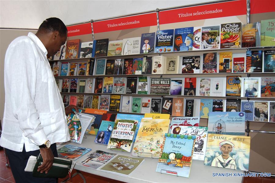 LA HABANA, febrero 9, 2017 (Xinhua) -- Un hombre observa libros en un estand, durante la XXVI Feria Internacional del Libro de Cuba, en La Habana, Cuba, el 9 de febrero de 2017. El jueves se inauguró en La Habana la XXVI Feria Internacional del Libro de Cuba, que cuenta en esta edición con la participantes de más de 45 países y rendirá homenaje al líder histórico de la Revolución Cubana, Fidel Castro, mediante un programa especial que incluye coloquios, documentales y la presentación de 24 títulos dedicados al fallecido comandante en jefe. De igual modo, la cita está dedicada al intelectual, dirigente y combatiente revolucionario Armando Hart Dávalos y tiene como país invitado de honor a Canadá. (Xinhua/Str)