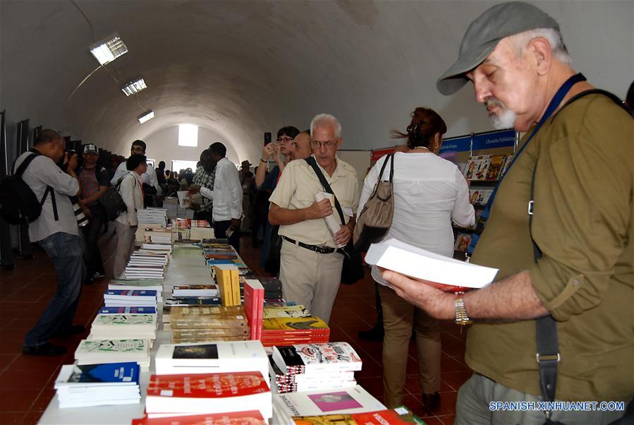 LA HABANA, febrero 9, 2017 (Xinhua) -- Un invitado lee un libro durante la inauguración de la XXVI Feria Internacional del Libro de La Habana, en la fortaleza de San Carlos de la Cabaña, en la ciudad de La Habana, capital de Cuba, el 9 de febrero de 2017. La XXVI Feria Internacional del Libro dedicada en su edición prevista para La Habana al destacado intelectual revolucionario, doctor Armando Hart Dávalos y a Canadá, como País Invitado de Honor, fue inaugurada el jueves en su sede principal de la fortaleza de San Carlos de la Cabaña y cerrará el 19 de febrero. (Xinhua/Str)