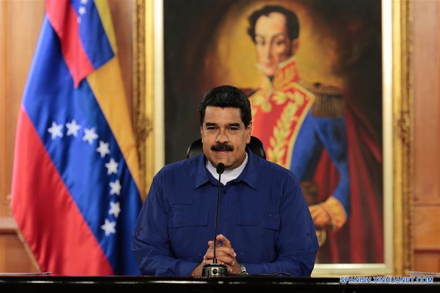 CARACAS, febrero 9, 2017 (Xinhua) -- Imagen cedida por la Presidencia de Venezuela, del presidente venezolano, Nicolás Maduro, participando durante una jornada de entrega de créditos para la juventud y viviendas en el Palacio de Miraflores, en Caracas, Venezuela, el 9 de febrero de 2017. De acuerdo con información de la prensa local, Nicolás Maduro ordenó el jueves que la Banca Pública y los Fondos de Financiamiento del Estado deberán dedicar el 30 por ciento de la cartera de crédito al programa "Soy Joven Productivo". (Xinhua/Presidencia de Venezuela)