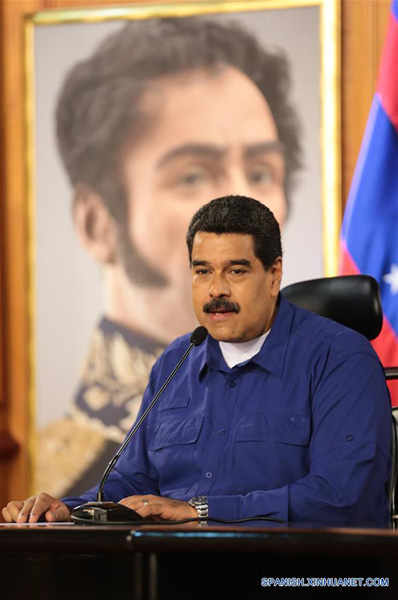 (CARACAS, febrero 9, 2017 (Xinhua) -- Imagen cedida por la Presidencia de Venezuela, del presidente venezolano, Nicolás Maduro, participando durante una jornada de entrega de créditos para la juventud y viviendas en el Palacio de Miraflores, en Caracas, Venezuela, el 9 de febrero de 2017. De acuerdo con información de la prensa local, Nicolás Maduro ordenó el jueves que la Banca Pública y los Fondos de Financiamiento del Estado deberán dedicar el 30 por ciento de la cartera de crédito al programa "Soy Joven Productivo". (Xinhua/Presidencia de Venezuela)