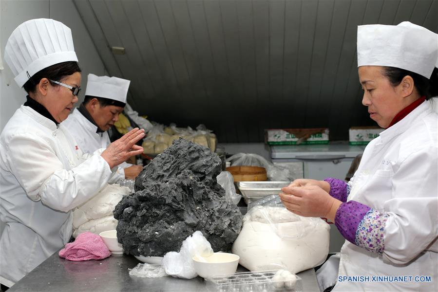 SHANGHAI, febrero 9, 2017 (Xinhua) -- Cocineros elaboran Tangyuan, pequeñas bolas de masa hervida elaboradas de harina de arroz glutinoso y relleno de dulce, en una famosa tienda nombrada "Ningbo Dumplings", en Shanghai, en el este de China, el 9 de febrero de 2017. Como tradición, los residentes chinos comen Tangyuan para celebrar el Festival de Linternas en el quinceavo día del Año Nuevo Lunar chino, que este año se conmemora el 11 de febrero. Cerca de 70,000 bocadillos dulces han sido vendidas por día por esta tienda durante los días recientes. (Xinhua/Liu Ying)