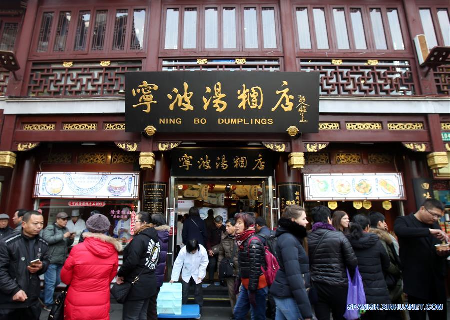 SHANGHAI, febrero 9, 2017 (Xinhua) -- Personas compran Tangyuan, pequeñas bolas de masa hervida elaboradas de harina de arroz glutinoso y relleno de dulce, en una famosa tienda nombrada "Ningbo Dumplings", en Shanghai, en el este de China, el 9 de febrero de 2017. Como tradición, los residentes chinos comen Tangyuan para celebrar el Festival de Linternas en el quinceavo día del Año Nuevo Lunar chino, que este año se conmemora el 11 de febrero. Cerca de 70,000 bocadillos dulces han sido vendidas por día por esta tienda durante los días recientes. (Xinhua/Liu Ying)