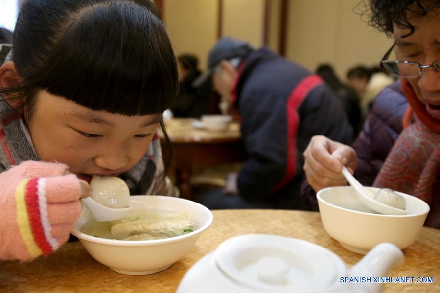 SHANGHAI, febrero 9, 2017 (Xinhua) -- Personas comen Tangyuan, pequeñas bolas de masa hervida elaboradas de harina de arroz glutinoso y relleno de dulce, en una famosa tienda nombrada "Ningbo Dumplings", en Shanghai, en el este de China, el 9 de febrero de 2017. Como tradición, los residentes chinos comen Tangyuan para celebrar el Festival de Linternas en el quinceavo día del Año Nuevo Lunar chino, que este año se conmemora el 11 de febrero. Cerca de 70,000 bocadillos dulces han sido vendidas por día por esta tienda durante los días recientes. (Xinhua/Liu Ying)