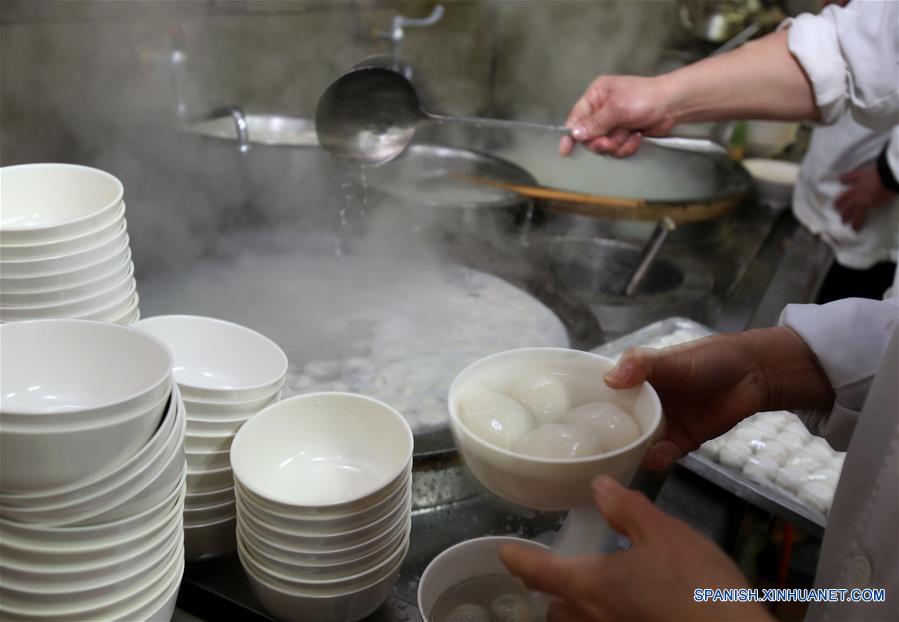 SHANGHAI, febrero 9, 2017 (Xinhua) -- Cocineros elaboran Tangyuan, pequeñas bolas de masa hervida elaboradas de harina de arroz glutinoso y relleno de dulce, en una famosa tienda nombrada "Ningbo Dumplings", en Shanghai, en el este de China, el 9 de febrero de 2017. Como tradición, los residentes chinos comen Tangyuan para celebrar el Festival de Linternas en el quinceavo día del Año Nuevo Lunar chino, que este año se conmemora el 11 de febrero. Cerca de 70,000 bocadillos dulces han sido vendidas por día por esta tienda durante los días recientes. (Xinhua/Liu Ying)