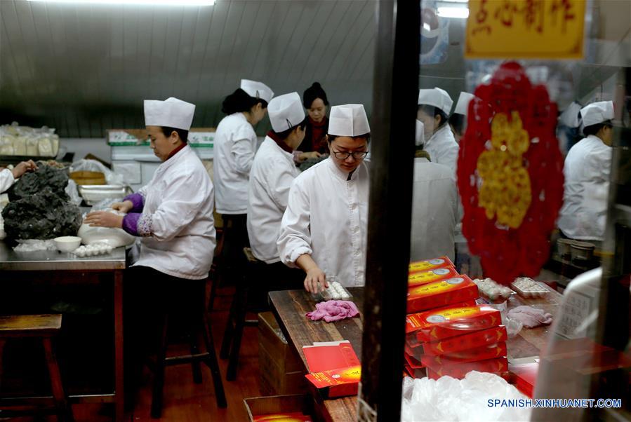 SHANGHAI, febrero 9, 2017 (Xinhua) -- Cocineros elaboran Tangyuan, pequeñas bolas de masa hervida elaboradas de harina de arroz glutinoso y relleno de dulce, en una famosa tienda nombrada "Ningbo Dumplings", en Shanghai, en el este de China, el 9 de febrero de 2017. Como tradición, los residentes chinos comen Tangyuan para celebrar el Festival de Linternas en el quinceavo día del Año Nuevo Lunar chino, que este año se conmemora el 11 de febrero. Cerca de 70,000 bocadillos dulces han sido vendidas por día por esta tienda durante los días recientes. (Xinhua/Liu Ying)