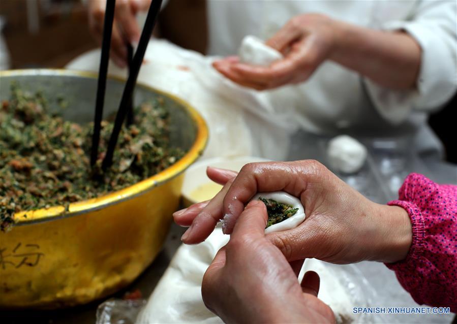 SHANGHAI, febrero 9, 2017 (Xinhua) -- Cocineros elaboran Tangyuan, pequeñas bolas de masa hervida elaboradas de harina de arroz glutinoso y relleno de dulce, en una famosa tienda nombrada "Ningbo Dumplings", en Shanghai, en el este de China, el 9 de febrero de 2017. Como tradición, los residentes chinos comen Tangyuan para celebrar el Festival de Linternas en el quinceavo día del Año Nuevo Lunar chino, que este año se conmemora el 11 de febrero. Cerca de 70,000 bocadillos dulces han sido vendidas por día por esta tienda durante los días recientes. (Xinhua/Liu Ying)