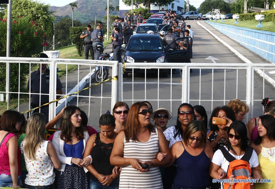 Familiares de policías militares bloquean la entrada del cuartel de la Policía Militar de Espirito Santo, en Vitória, capital del estado de Espirito Santo, Brasil, el 11 de febrero de 2017. Agentes de la Policía Militarizada del estado de Espirito Santo volvieron el sábado tímidamente a patrullar las calles del estado tras una semana de huelga que se ha saldado con al menos 138 homicidios, según el sindicato de Policías Civiles. Según la Secretaría de Seguridad Pública (Sesp), la presencia de los militares en las calles se produjo pese a que algunos de los cuarteles de la corporación continúan rodeados por las familias de los agentes, que impiden que salgan a la calle como protesta por las deficitarias condiciones laborales que tienen y para reclamar un aumento de salario. (Xinhua/Wilton Junior/AGENCIA ESTADO)