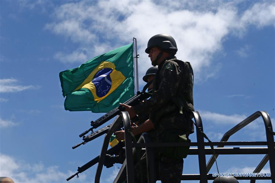 Miembros del ejército y la marina se movilizan en Vila Velha, en la Región Metropolitana de Vitória, estado de Espirito Santo, Brasil, el 11 de febrero de 2017. Agentes de la Policía Militarizada del estado de Espirito Santo volvieron el sábado tímidamente a patrullar las calles del estado tras una semana de huelga que se ha saldado con al menos 138 homicidios, según el sindicato de Policías Civiles. Según la Secretaría de Seguridad Pública (Sesp), la presencia de los militares en las calles se produjo pese a que algunos de los cuarteles de la corporación continúan rodeados por las familias de los agentes, que impiden que salgan a la calle como protesta por las deficitarias condiciones laborales que tienen y para reclamar un aumento de salario. (Xinhua/Wilton Junior/AGENCIA ESTADO)