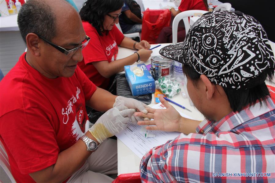 Un hombre se realiza una prueba rápida de detección del VIH durante el I Festival Informativo "Condón Fest" en el marco del Día Internacional del Condón, organizado por la AHF Perú, filial de AIDS Healthcare Foundation, en la ciudad de Lima, Perú, el 11 de febrero de 2017. Bajo el lema "¡Los Condones Siempre de Moda!" se realizó el sábado en Lima el I Festival Informativo "Condón Fest", con el fin de hacer un llamado a los jóvenes sobre el uso responsable del condón para prevenir infecciones de transmisión sexual, así como los embarazos no deseados. AHF Perú distribuirá 70 mil preservativos gratuitos en Lima, Ica, Loreto y Lambayeque, como parte de su trabajo de sensibilización y prevención, de acuerdo con información de la prensa local. (Xinhua/Luis Camacho)