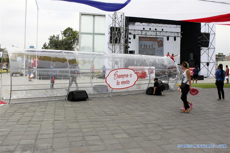 Una mujer camina frente a un preservativo gigante durante el I Festival Informativo "Condón Fest" en el marco del Día Internacional del Condón, organizado por la AHF Perú, filial de AIDS Healthcare Foundation, en la ciudad de Lima, Perú, el 11 de febrero de 2017. Bajo el lema "¡Los Condones Siempre de Moda!" se realizó el sábado en Lima el I Festival Informativo "Condón Fest", con el fin de hacer un llamado a los jóvenes sobre el uso responsable del condón para prevenir infecciones de transmisión sexual, así como los embarazos no deseados. AHF Perú distribuirá 70 mil preservativos gratuitos en Lima, Ica, Loreto y Lambayeque, como parte de su trabajo de sensibilización y prevención, de acuerdo con información de la prensa local. (Xinhua/Luis Camacho)