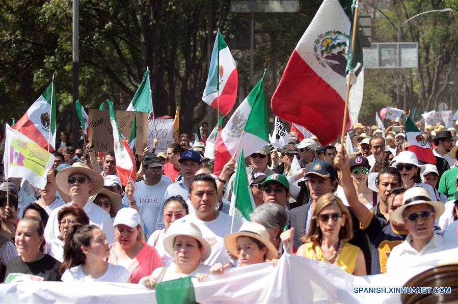 CIUDAD DE MEXICO, febrero 12, 2017 (Xinhua) -- Personas participan durante una protesta llamada "Vibra México", organizada en contra de las políticas del presidente estadounidense Donald Trump, frente al Angel de la Independencia, donde cantaron el himno nacional mexicano, en la Ciudad de México, capital de México, el 12 de febrero de 2017. (Xinhua/Str)